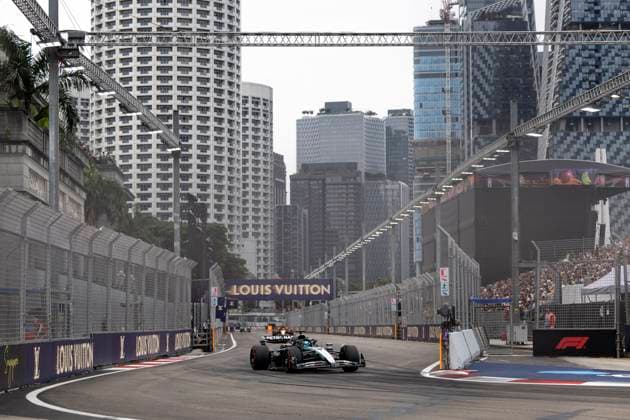 Formula 1 Singapore Airlines Singapore Grand Prix 2025 Alexis Perrin OVERTAKE MAXPPP - Singapore 04 10 2025 63 RUSSELL George (gbr), Mercedes AMG Petronas, action at the Formula 1 Singapore Airlines Singapore Grand Prix 2025, the 18th round of the 2025 FIA Formula 1 World Championship, WM, Weltmeisterschaft at the Marina Bay Street Circuit in Singapore, Singapore, from 2 to 5 October 2025 Singapore Marina Bay Street Circuit Singapore  Copyright: xOVERTAKE MAXPPPxAlexisxPerrinx OVT202510042634 OVT202510042634