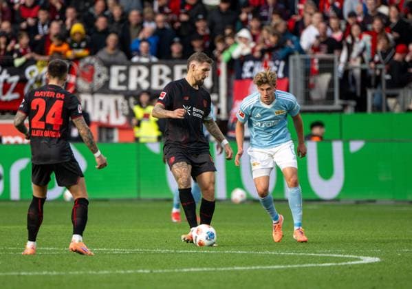 Soccer, Men, Season 2025 2026, 1 Bundesliga 6 Matchday , Bayer 04 Leverkusen 1 FC Union Berlin, v l Aleix Garcia Leverkusen , Robert Andrich Leverkusen , Aljoscha Kemlein 1 FC Union Berlin , 04 10 2025, Copyright: xMatthiasxKochx
