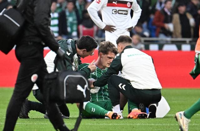 GER, 1 FBL, SV Werder Bremen vs FC St Pauli 04 10 2025, wohninvest Weserstadion, Bremen, GER, 1 FBL, SV Werder Bremen vs FC St Pauli im Bild picture shows End of match 1 0 Injury Injury Pain Jens Stage SV Werder Bremen 06 needs medical care nordphotoxGmbHx xKokenge nph00001