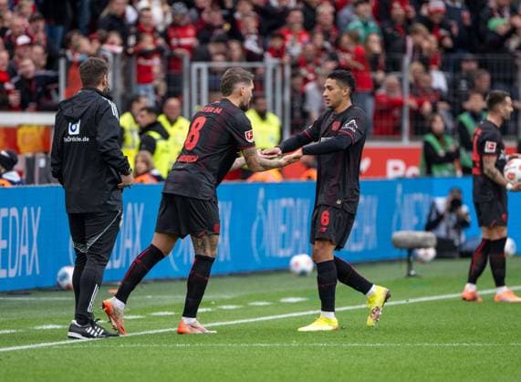 Soccer, Men, Season 2025 2026, 1 Bundesliga 6 Matchday , Bayer 04 Leverkusen 1 FC Union Berlin, v l Frank Willenborg 4 Official , Robert Andrich Leverkusen , Ezequiel Fernandez Leverkusen , 04 10 2025, Copyright: xMatthiasxKochx