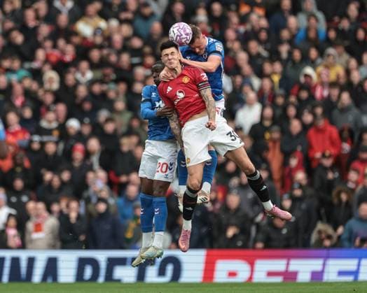 Sport Bilder des Tages Premier League Manchester United, ManU v Sunderland Benjamin Sesko of Manchester United, Nordi Mukiele of Sunderland and Milan AleksiÄ‡ of Sunderland battle for the ball during the Premier League match Manchester United vs Sunderland at Old Trafford, Manchester, United Kingdom, 4th October 2025 (Photo by Mark Cosgrove News Images) Manchester Old Trafford Greater Manchester United Kingdom Copyright: xMarkxCosgrove NewsxImagesx