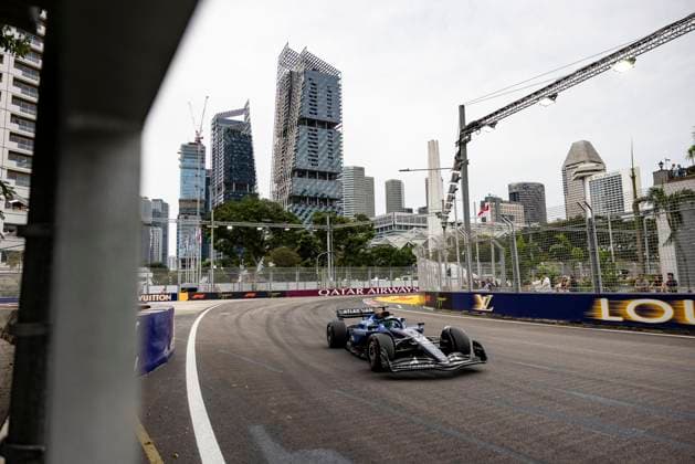 Formula 1 Singapore Airlines Singapore Grand Prix 2025 Alexis Perrin OVERTAKE MAXPPP - Singapore 04 10 2025 23 ALBON Alexander (tha), Atlassian Williams Racing, action at the Formula 1 Singapore Airlines Singapore Grand Prix 2025, the 18th round of the 2025 FIA Formula 1 World Championship, WM, Weltmeisterschaft at the Marina Bay Street Circuit in Singapore, Singapore, from 2 to 5 October 2025 Singapore Marina Bay Street Circuit Singapore  Copyright: xOVERTAKE MAXPPPxAlexisxPerrinx OVT202510042656 OVT202510042656