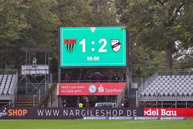 04 10 2025, Football, Men, 10 Matchday 3 League Season 2025 2026 FC Schweinfurt 05 SC Verl The scoreboard in the Riedel Bau Arena at Sachs Stadion Schweinfurt shows the final score of 1 2