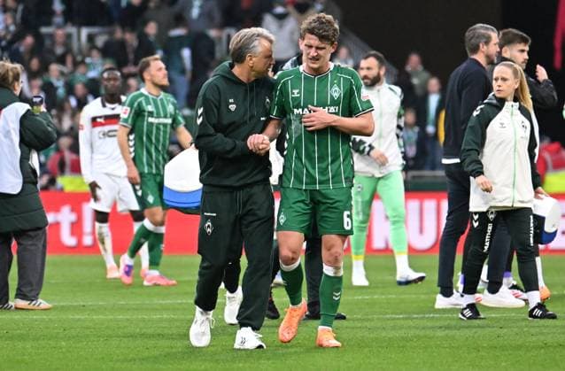 GER, 1 FBL, SV Werder Bremen vs FC St Pauli 04 10 2025, wohninvest Weserstadion, Bremen, GER, 1 FBL, SV Werder Bremen vs FC St Pauli in picture picture shows end of match final score 1 0 Coach Horst Steffen Werder Bremen and Jens Stage SV Werder Bremen 06 nordphotoxGmbHx xKokenge nph00001
