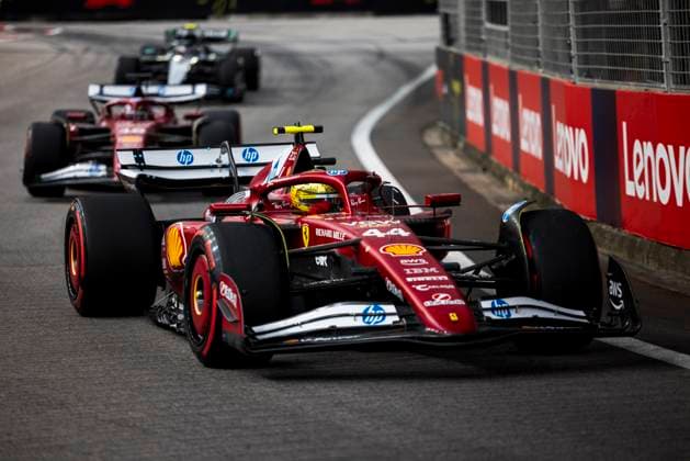 Formula 1 Singapore Airlines Singapore Grand Prix 2025 Alexis Perrin OVERTAKE MAXPPP - Singapore 04 10 2025 44 HAMILTON Lewis (gbr), Scuderia Ferrari HP, action at the Formula 1 Singapore Airlines Singapore Grand Prix 2025, the 18th round of the 2025 FIA Formula 1 World Championship, WM, Weltmeisterschaft at the Marina Bay Street Circuit in Singapore, Singapore, from 2 to 5 October 2025 Singapore Marina Bay Street Circuit Singapore  Copyright: xOVERTAKE MAXPPPxAlexisxPerrinx OVT202510042681 OVT202510042681