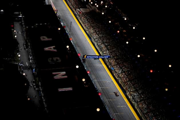 Formula 1 Singapore Airlines Singapore Grand Prix 2025 Alexis Perrin OVERTAKE MAXPPP - Singapore 04 10 2025 81 PIASTRI Oscar (aus), McLaren F1 Team, action top shot of the track at the Formula 1 Singapore Airlines Singapore Grand Prix 2025, the 18th round of the 2025 FIA Formula 1 World Championship, WM, Weltmeisterschaft at the Marina Bay Street Circuit in Singapore, Singapore, from 2 to 5 October 2025 Singapore Marina Bay Street Circuit Singapore  Copyright: xOVERTAKE MAXPPPxAlexisxPerrinx OVT202510042691 OVT202510042691