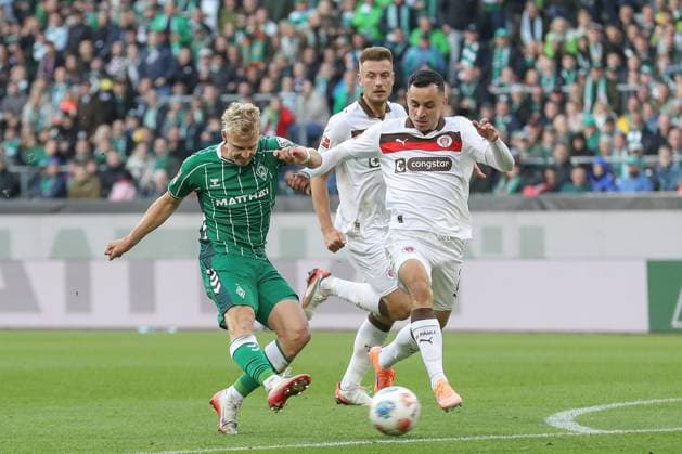 04 10 2025, xtgx, Soccer 1 Bundesliga SV Werder Bremen FC St Pauli v l Marco Gruell Grüll, Bremen, 17 , Mathias Pereira Lage St Pauli, 28 Zweikampf, Duell, Kampf, tackle DFL DFB REGULATIONS PROHIBIT ANY USE OF PHOTOGRAPHS as IMAGE SEQUENCES and or QUASI VIDEO Bremen