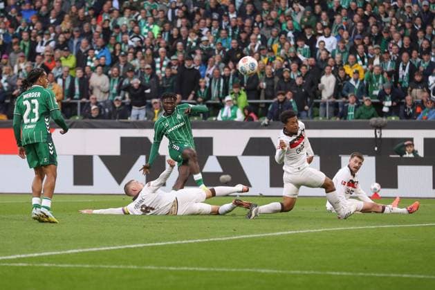 04 10 2025, xtgx, Soccer 1 Bundesliga SV Werder Bremen FC St Pauli v l Victor Boniface Bremen, 44 shot on goal, shoots the ball on goal, shot DFL DFB REGULATIONS PROHIBIT ANY USE OF PHOTOGRAPHS as IMAGE SEQUENCES and or QUASI VIDEO Bremen