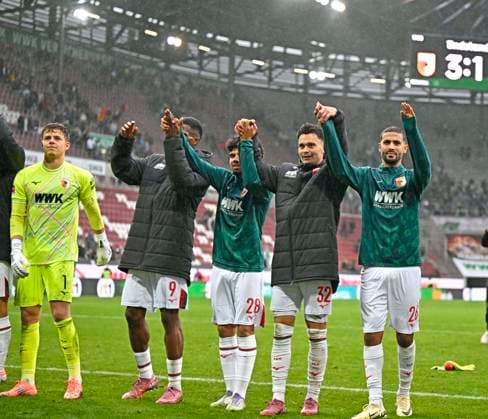 04 10 2025, Soccer 1 Bundesliga 2025 2026, Matchday 6, FC Augsburg VfL Wolfsburg, in the WWK Arena Augsburg LaOla of the Augsburg players f l Goalkeeper Finn Dahmen FC Augsburg , Samuel Emmanuel Essende Mbongu FC Augsburg , Andre Hahn FC Augsburg , Fabian Rieder FC Augsburg and Elias Saad FC Augsburg DFL and DFB regulations prohibit any use of photographs as image sequences and or quasi video