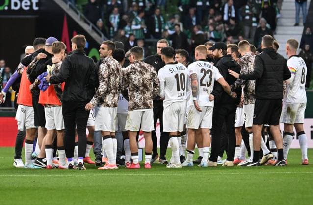 GER, 1 FBL, SV Werder Bremen vs FC St Pauli 04 10 2025, wohninvest Weserstadion, Bremen, GER, 1 FBL, SV Werder Bremen vs FC St Pauli in picture picture shows end of match final score 1 0 final circle FC St Pauli nordphotoxGmbHx xKokenge nph00001