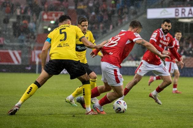 Cottbus, Germany 04 October 2025 3 Liga 2025 2026 FC Energie Cottbus vs Alemannia Aachen In the picture from left in a duel Sasa Strujic Alemannia Aachen and Erik Engelhardt Energie Cottbus DFB regulations prohibit any use of photographs as image sequences and or quasi video LEAG Energie Stadion Brandenburg Copyright: xFotostandx xWeilandx