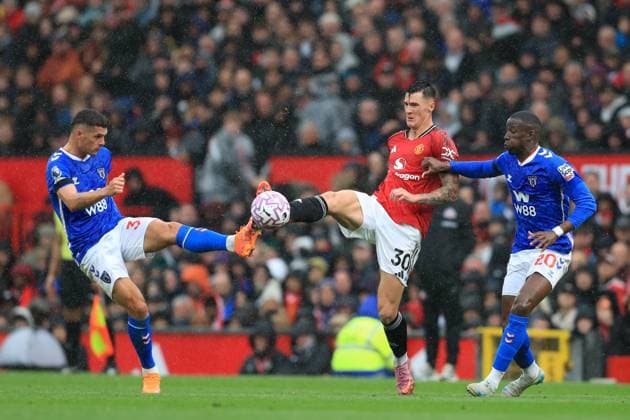 4th October 2025; Old Trafford, Manchester, England; Premier League Football, Manchester United, ManU versus Sunderland; Benjamin Sesko of Manchester United competes for the ball with Granit Xhaka and Nordi Mukiele of Sunderland  DavidxBlunsden