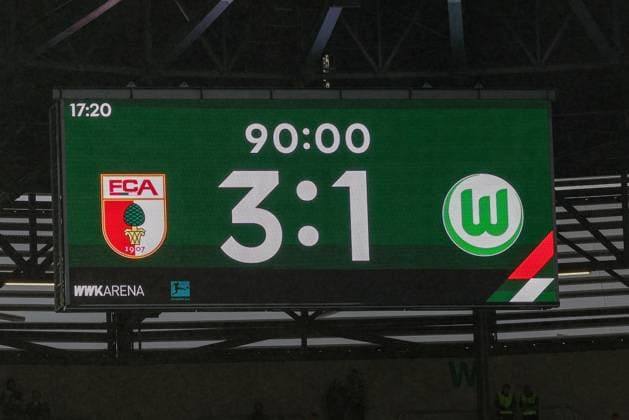 Final score on the scoreboard 3 1, FC Augsburg vs VfL Wolfsburg, Football, 1 Bundesliga, 6 Matchday, 04 10 2025 DFB regulations prohibit any use of photographs as image sequences and or quasi video Augsburg Bayern Germany Copyright: xkolbert-press ChristianxKolbertx