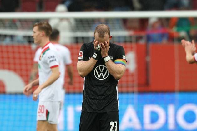 disappointment at Maximilian Arnold 27 VfL Wolfsburg after the end of the match, FC Augsburg vs VfL Wolfsburg, Soccer, 1 Bundesliga, 6 Matchday, 04 10 2025 DFB regulations prohibit any use of photographs as image sequences and or quasi video Augsburg Bayern Germany Copyright: xkolbert-press ChristianxKolbertx