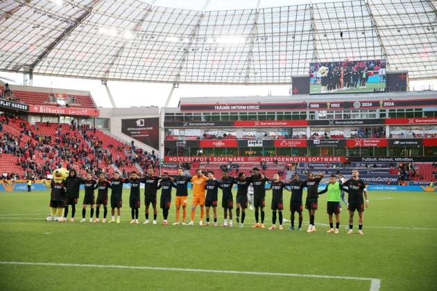 04 10 2025, xrekx, Fussball 1 Bundesliga, Bayer 04 Leverkusen 1 FC Union Berlin v l Bayer Leverkusen Mannschaft, Spieler, jubeln nach Spielende, Team, Player, celebrate at the end of the match DFL DFB REGULATIONS PROHIBIT ANY USE OF PHOTOGRAPHS as IMAGE SEQUENCES and or QUASI VIDEO Leverkusen