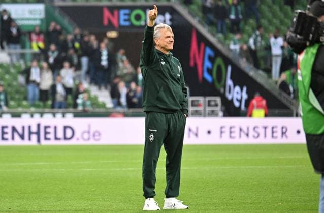 GER, 1 FBL, SV Werder Bremen vs FC St Pauli 04 10 2025, wohninvest Weserstadion, Bremen, GER, 1 FBL, SV Werder Bremen vs FC St Pauli im Bild picture shows End of match final score 1 0 Thanks to the fans after the match Coach Horst Steffen Werder Bremen nordphotoxGmbHx xKokenge nph00001