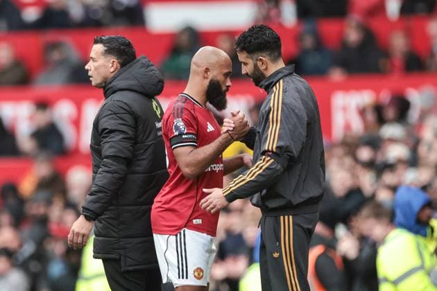Premier League Manchester United, ManU v Sunderland Ruben Amorim manager of Manchester United shakes hands with Bryan Mbeumo of Manchester United after he™s subbed off during the Premier League match Manchester United vs Sunderland at Old Trafford, Manchester, United Kingdom, 4th October 2025 (Photo by Mark Cosgrove News Images) Manchester Old Trafford Greater Manchester United Kingdom Copyright: xMarkxCosgrove NewsxImagesx