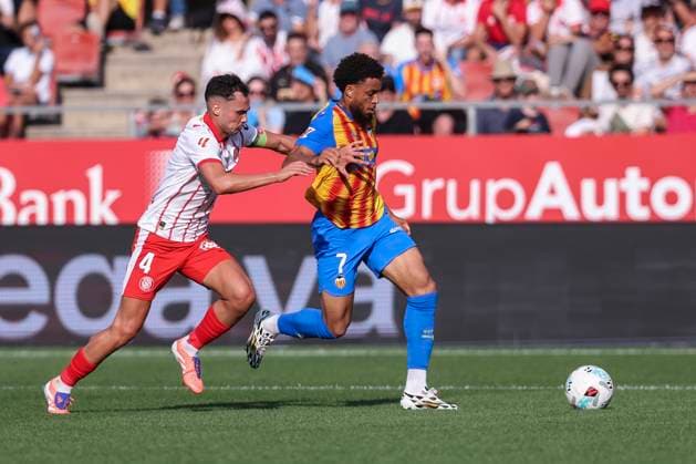 October 4, 2025, Girona, Girona, SPAIN: Arnaut Danjuma of Valencia CF and Arnau Martinez of Girona FC compete for the ball during the Spanish league, La Liga EA Sports, football match played between Girona FC and Valencia CF at Montilivi stadium on October 04, 2025 in Girona, Spain. Girona SPAIN - ZUMAa181 20251004_zaa_a181_074 Copyright: xJavierxBorregox