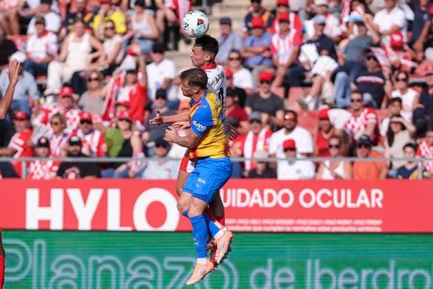 October 4, 2025, Girona, Girona, SPAIN: Arnau Martinez of Girona FC and Lucas Beltran of Valencia CF compete for the ball during the Spanish league, La Liga EA Sports, football match played between Girona FC and Valencia CF at Montilivi stadium on October 04, 2025 in Girona, Spain. Girona SPAIN - ZUMAa181 20251004_zaa_a181_076 Copyright: xJavierxBorregox