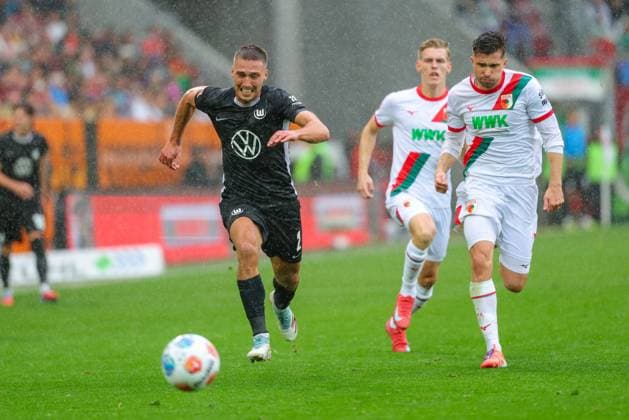 Kilian Fischer 2, VfL Wolfsburg and Elvis Rexhbecaj 8, FC Augsburg at the match between FC Augsburg v VfL Wolfsburg, Football, Men, Bundesliga, 2025 2026, Matchday 6 on 04 10 2025 in Augsburg, WWK Arena DFL and DFB regulations prohibit any use of photographs as image sequences and or quasi video Bayern Germany