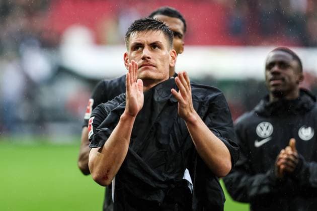 Final score 3 1 Fc Augsburg defeats VFL Wolfsburg Big disappointment for Team Wolfsburg Joakim Maehle VFL Wolfsburg, 21 GER, FC Augsburg vs VfL Wolfsburg, 1 Bundesliga Soccer, Matchday 06, Season 2025 2026, 04 10 2025 DFB DFL REGULATIONS PROHIBIT ANY USE OF PHOTOGRAPHS AS IMAGE SEQUENCES AND OR QUASI VIDEO GER, FC Augsburg vs VfL Wolfsburg, 1 Bundesliga Soccer, 06 Matchday, Season 2025 2026, 04 10 2025 Augsburg Copyright: xEibner-Pressefoto RogerxBuerkex EP_RBE