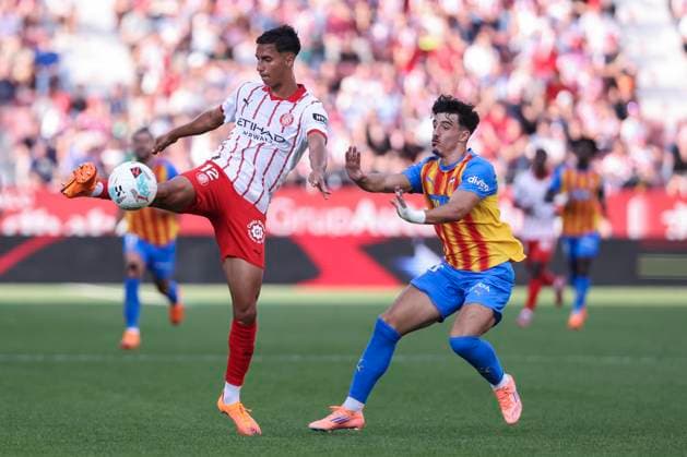 October 4, 2025, Girona, Girona, SPAIN: Vitor Reis of Girona FC and Diego Lopez of Valencia CF compete for the ball during the Spanish league, La Liga EA Sports, football match played between Girona FC and Valencia CF at Montilivi stadium on October 04, 2025 in Girona, Spain. Girona SPAIN - ZUMAa181 20251004_zaa_a181_078 Copyright: xJavierxBorregox