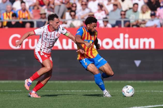 October 4, 2025, Girona, Girona, SPAIN: Arnaut Danjuma of Valencia CF and Arnau Martinez of Girona FC compete for the ball during the Spanish league, La Liga EA Sports, football match played between Girona FC and Valencia CF at Montilivi stadium on October 04, 2025 in Girona, Spain. Girona SPAIN - ZUMAa181 20251004_zaa_a181_079 Copyright: xJavierxBorregox