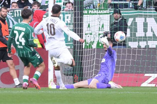 Brilliant save by goalkeeper Nikola Vasilj FC St Pauli 22 against Patrice Covic SV Werder Bremen 24 , SV Werder Bremen FC St Pauli , Football, Bundesliga, DFL, 04 10 2025 DFB regulations prohibit any use of photographs as image sequences and or quasi video Bremen Bremen Germany Copyright: xkolbert-press BurghardxSchreyerx