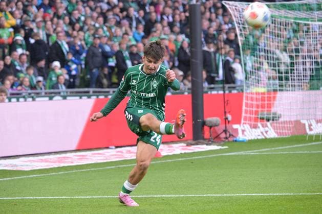 Befreiungsschlag Patrice Covic SV Werder Bremen 24 , SV Werder Bremen FC St Pauli , Football, Bundesliga, DFL, 04 10 2025 DFB regulations prohibit any use of photographs as image sequences and or quasi video Bremen Bremen Germany Copyright: xkolbert-press BurghardxSchreyerx