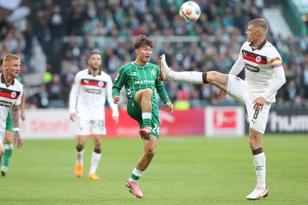04 10 2025, xtgx, Soccer 1 Bundesliga SV Werder Bremen FC St Pauli v l Patrice Covic Bremen, 24 , Eric Smith St Pauli, 8 duel, duel, fight, tackle DFL DFB REGULATIONS PROHIBIT ANY USE OF PHOTOGRAPHS as IMAGE SEQUENCES and or QUASI VIDEO Bremen