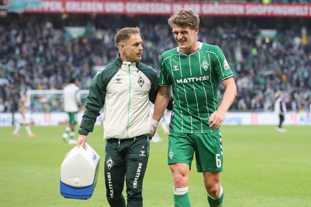 04 10 2025, xtgx, Soccer 1 Bundesliga SV Werder Bremen FC St Pauli v l Jens Stage Bremen, 6 injured, injury DFL DFB REGULATIONS PROHIBIT ANY USE OF PHOTOGRAPHS as IMAGE SEQUENCES and or QUASI VIDEO Bremen