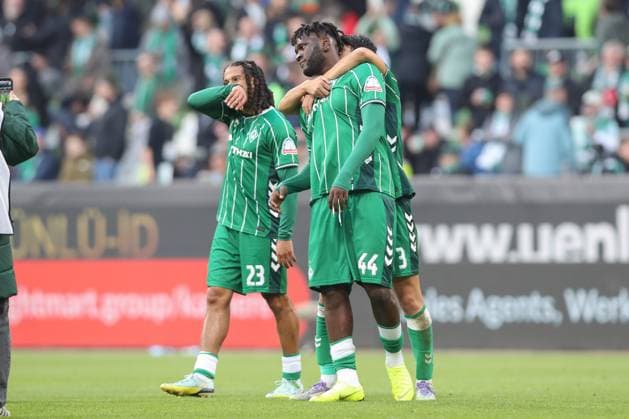 04 10 2025, xtgx, Soccer 1 Bundesliga SV Werder Bremen FC St Pauli v l Yukinari Sugawara Bremen, 3 , Victor Boniface Bremen, 44 Cheering about the victory, cheering after the match DFL DFB REGULATIONS PROHIBIT ANY USE OF PHOTOGRAPHS as IMAGE SEQUENCES and or QUASI VIDEO Bremen