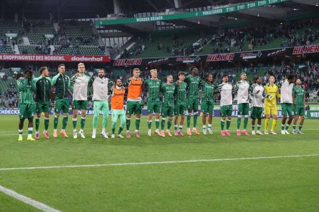 04 10 2025, xtgx, Soccer 1 Bundesliga SV Werder Bremen FC St Pauli v l Bremen Cheering about the victory, cheering after the match DFL DFB REGULATIONS PROHIBIT ANY USE OF PHOTOGRAPHS as IMAGE SEQUENCES and or QUASI VIDEO Bremen