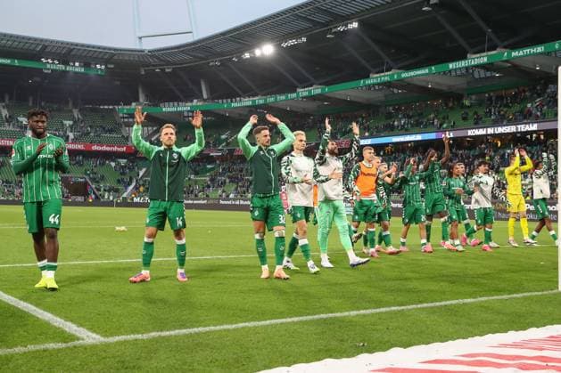 04 10 2025, xtgx, Soccer 1 Bundesliga SV Werder Bremen FC St Pauli v l Bremen Cheering about the victory, cheering after the match DFL DFB REGULATIONS PROHIBIT ANY USE OF PHOTOGRAPHS as IMAGE SEQUENCES and or QUASI VIDEO Bremen