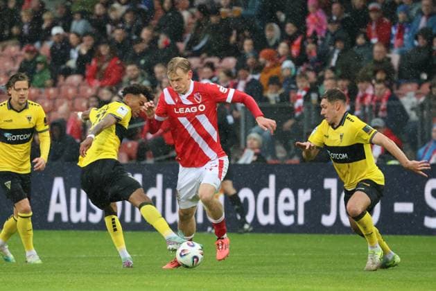 37 Joel da Silva Kiala Aachen, l in duel with 25 Ted Tattermusch Energie Cottbus, M Football 3 Liga 2025 2026 FC Energie Cottbus Alemannia Aachen