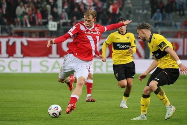 25 Ted Tattermusch Energie Cottbus taking a shot on goal, 4 Felix Meyer Aachen Football 3 Liga 2025 2026 FC Energie Cottbus Alemannia Aachen