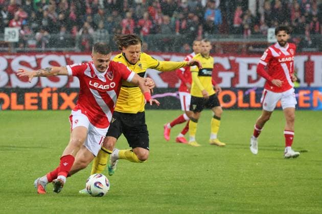 18 Erik Engelhardt Energie Cottbus, l in duel with 8 Bentley Baxter Bahn Aachen Football 3 Liga 2025 2026 FC Energie Cottbus Alemannia Aachen