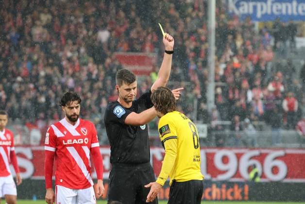 Referee Yannick Sager shows 8 Bentley Baxter Bahn Aachen the yellow card Football 3 Liga 2025 2026 FC Energie Cottbus Alemannia Aachen