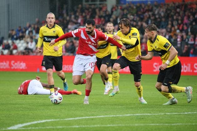 10 Tolcay Cigerci Energie Cottbus, l in duel with 8 Bentley Baxter Bahn Aachen , 4 Felix Meyer Aachen, r Football 3 Liga 2025 2026 FC Energie Cottbus Alemannia Aachen