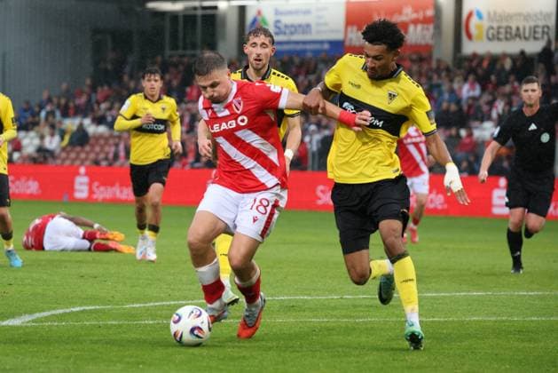 18 Erik Engelhardt Energie Cottbus, l in duel with 37 Joel da Silva Kiala Aachen Football 3 Liga 2025 2026 FC Energie Cottbus Alemannia Aachen