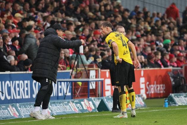 Coach Benedetto Muzzicato Aachen, l gives 4 Felix Meyer Aachen instructions Football 3 Liga 2025 2026 FC Energie Cottbus Alemannia Aachen