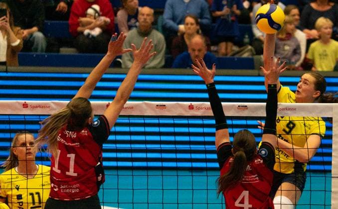 4 10 2025, Volleyball, Women, VBL, 1 VBL, 1 Volleyball Bundesliga, Season 2025 2026, Superchp Final, Dresdner SC SSC Palmberg Schwerin, Leana Grozer SSC Palmberg Schwerin, right against Emma Grome Dresdner SC, middle and Amanda Siksna Dresdner SC, 2 from left Dresden Margon Arena Saxony Germany