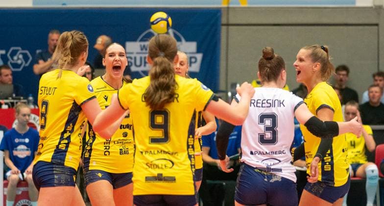 4 10 2025, Volleyball, Women, VBL, 1 VBL, 1 Volleyball Bundesliga, Season 2025 2026, Superchp Final, Dresdner SC SSC Palmberg Schwerin, The players of SSC Palmberg Schwerin cheer Dresden Margon Arena Saxony Germany