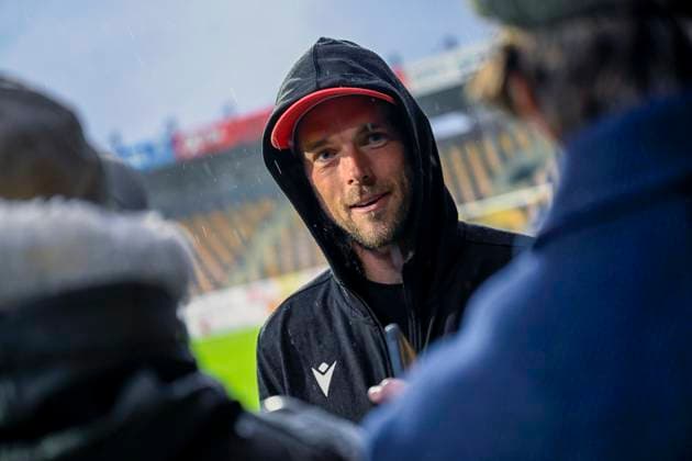 HÄLLEVIK, SWEDEN 20251004 Mjällbys captain Tom Pettersson is interviewed after Saturdays football match in the Allsvenskan between Mjällby AIF and IF Elfsborg at Strandvallen in Hällevik HÄLLEVIK SWEDEN x50090x  Copyright: xJohanxNilsson TTx ALLSVENSKAN MJÄLLBY-ELFSBORG