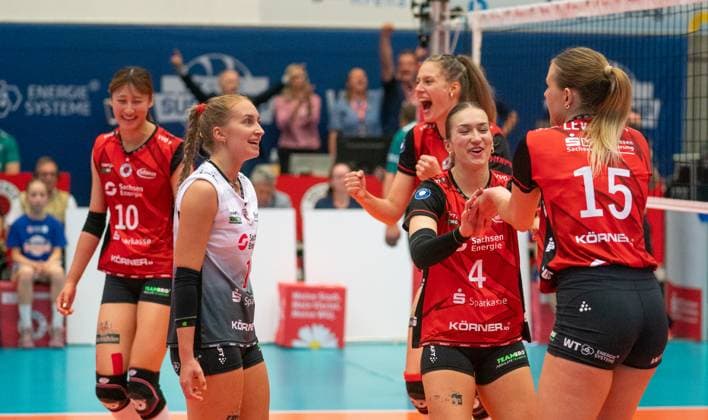 4 10 2025, Volleyball, Women, VBL, 1 VBL, 1 Volleyball Bundesliga, Season 2025 2026, Superchp Final, Dresdner SC SSC Palmberg Schwerin, The players of Dresdner SC cheer Miku Akimoto Dresdner SC, left , Patricia Nestler Dresdner SC, 2 f left , Emma Grome Dresdner SC, 2 f right and Marta Kamelija Levinska Dresdner SC, right Dresden Margon Arena Saxony Germany