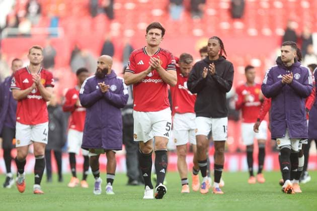 Harry Maguire of Manchester United, ManU applauds the fans Manchester United v Sunderland, Premier League, Football, Old Trafford, Manchester, UK - 04 Oct 2025Manchester Old Trafford United Kingdom EDITORIAL USE ONLY No use with unauthorised audio, video, data, fixture lists, club league logos or live services. Online in-match use limited to 120 images, no video emulation. No use in betting, games or single club league player publications. Copyright: xPhilxOldham Shutterstockx 15515825az