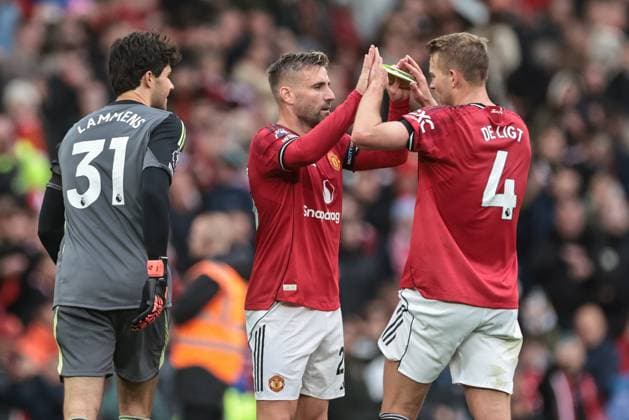 Premier League Manchester United, ManU v Sunderland Luke Shaw of Manchester United high-fives Matthijs de Ligt of Manchester United after United win 2-0 during the Premier League match Manchester United vs Sunderland at Old Trafford, Manchester, United Kingdom, 4th October 2025 (Photo by Mark Cosgrove News Images) Manchester Old Trafford Greater Manchester United Kingdom Copyright: xMarkxCosgrove NewsxImagesx