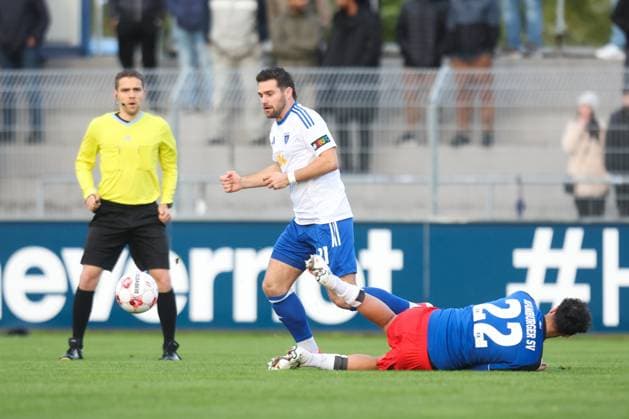 04 10 2025, Football, Men, Regionalliga Nord, Matchday 13, BSV Kickers Emden Hamburger SV II Tido Steffens white 21 BSV Kickers Emden in duel with Omar Megeed 22 Hamburger SV II