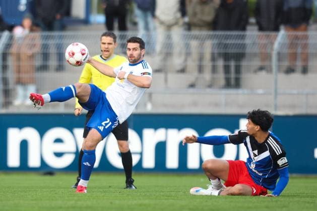 04 10 2025, Football, Men, Regionalliga Nord, Matchday 13, BSV Kickers Emden Hamburger SV II Tido Steffens white 21 BSV Kickers Emden in duel with Omar Megeed 22 Hamburger SV II