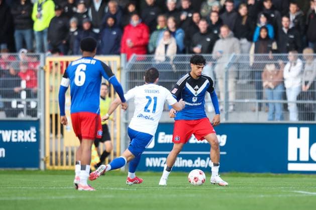 04 10 2025, Football, Men, Regionalliga Nord, Matchday 13, BSV Kickers Emden Hamburger SV II Tido Steffens white 21 BSV Kickers Emden in duel with Omar Megeed 22 Hamburger SV II